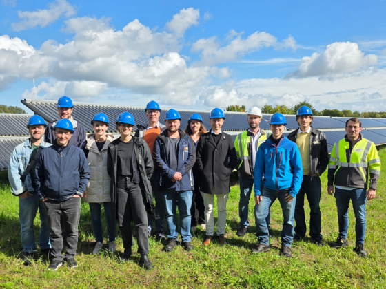 v.l.n.r. David Samorey (Sachbearbeiter im Projektmanagement / BEBG), Sönke von der Ahe (Regionaler Energiemanager / Regionale Planungsgemeinschaft Uckermark-Barnim), Mike Döhnert (Betriebsführer Erneuerbare Energien / BEBG), Saskia Schartow (Betriebsleiterin BEBG), Lilian Hurth (Regionalmanagerin / Wasserstoffregion Uckermark-Barnim), Jan Gühne (Netzwerkmanager / PROOH2V e.V.), Jan Wenzel (Netzplanung- und Bau / Stadtwerke Oranienburg), Mareike Haas (Strukturentwicklung LK Barnim), Rüdiger Weißenborn (Leiter Vertrieb / Stadtwerke Oranienburg), Rico Donath (Leiter Erzeugung Strom / Wärme / Stadtwerke Greifswald), Moritz Sanne (Regionalmanager / Wasserstoffregion Uckermark-Barnim), Benjamin Lossau (Werkstudent Vertrieb / Stadtwerke Oranienburg), Nils Patzenhauer (Manager für Klimanotstand und Zukunftsenergien / Stadtwerke Greifswald) (Foto: Justin Rudolph / Kreiswerke Barnim)